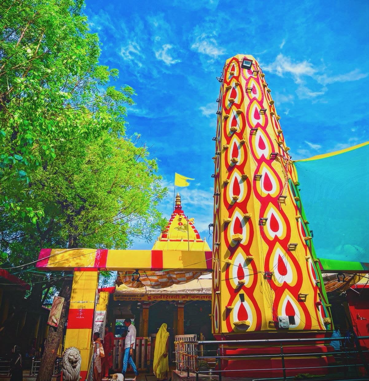 The painted deep stambh beside the Maa Baglamukhi Temple, Nalkheda